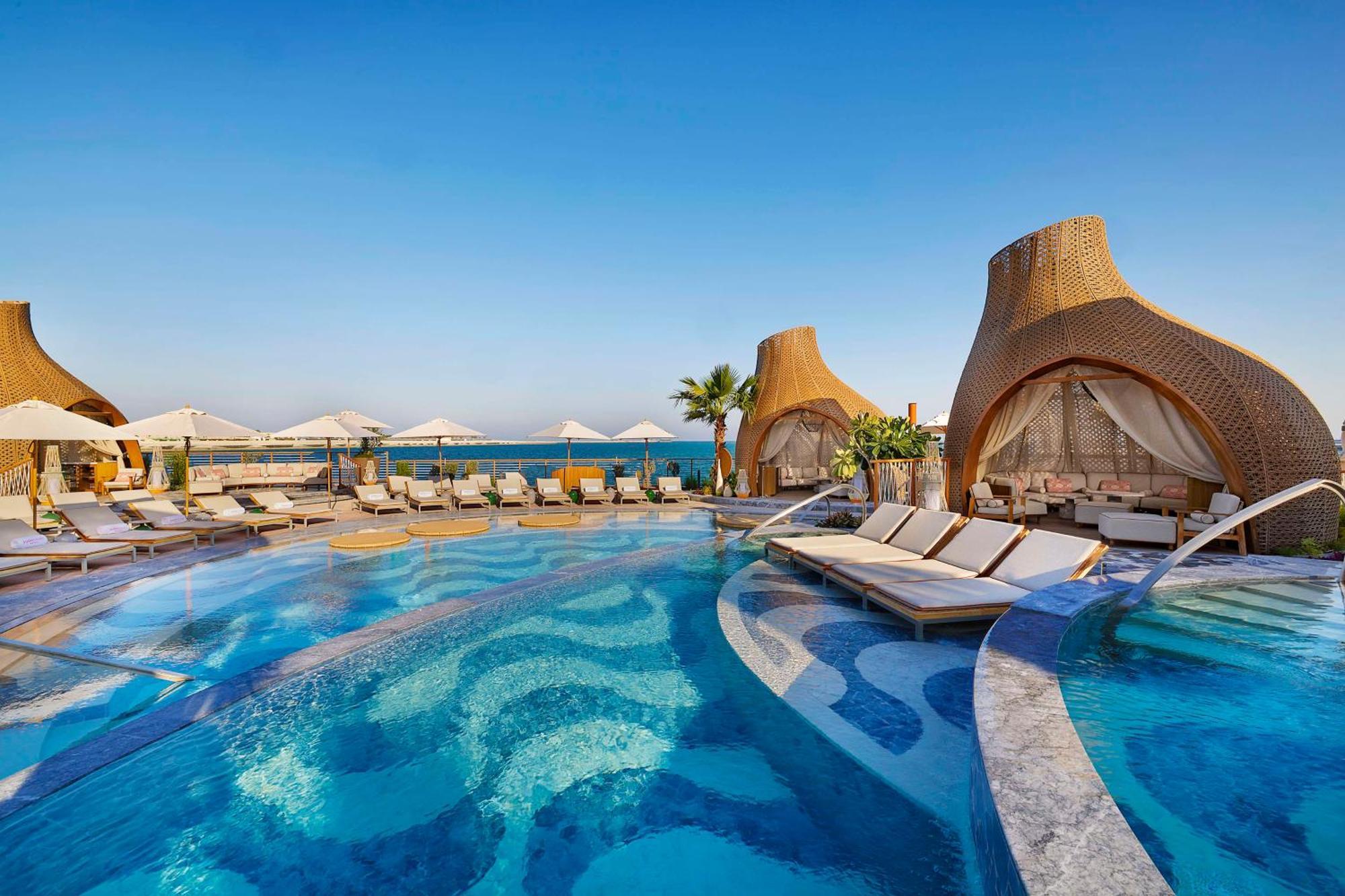 Waldorf Astoria Doha Lusail Ngoại thất bức ảnh The resort's pool