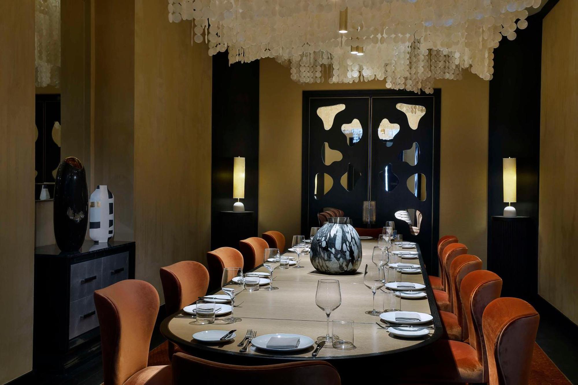 Waldorf Astoria Doha Lusail Ngoại thất bức ảnh Private dining room at the restaurant